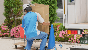 遺品をトラックに搬入する様子