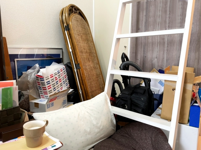 散らかった部屋の写真