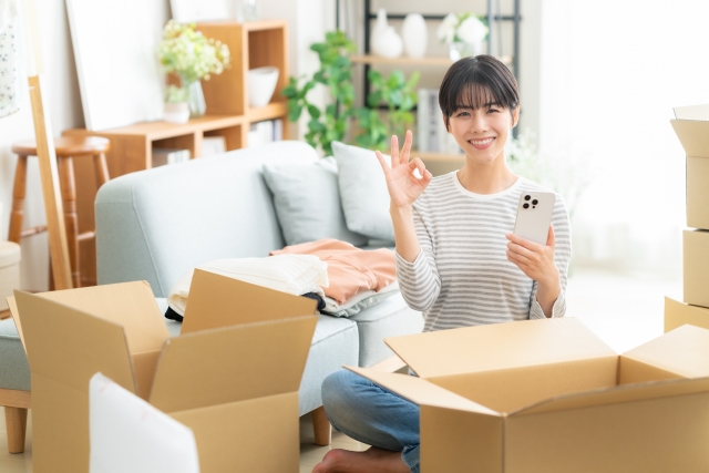 片づけ中の女性