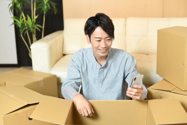 片づけ中の男性