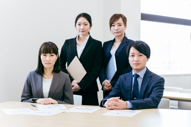 スーツ姿の4人