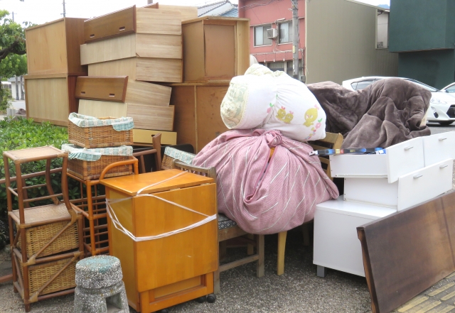 積まれた家財道具