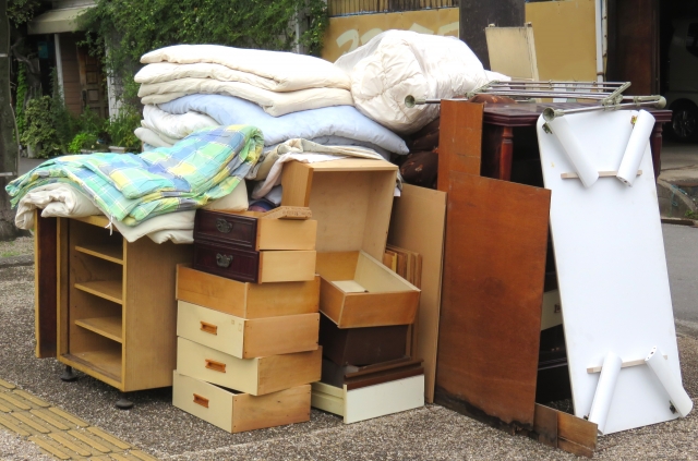 積まれた家財道具