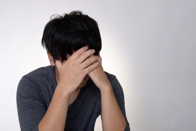 落ち込む男性
